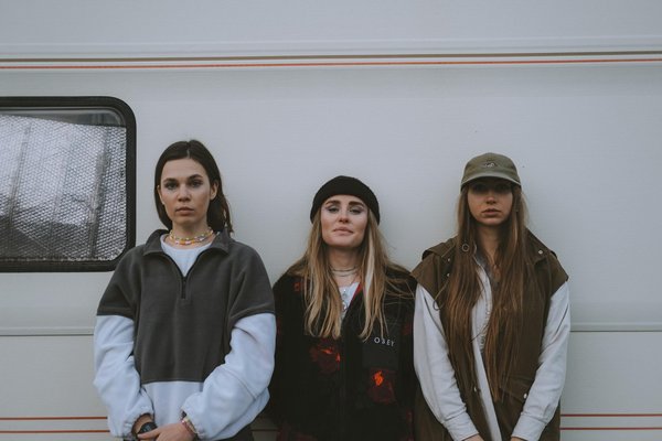 Quelles sont les pièces essentielles pour un dressing féminin polyvalent ?